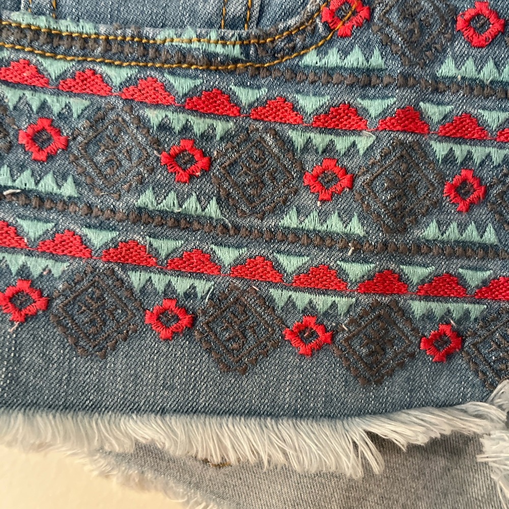 Roxy Aztec Embroidered Boho Pattern Frayed Hem Sh… - image 3
